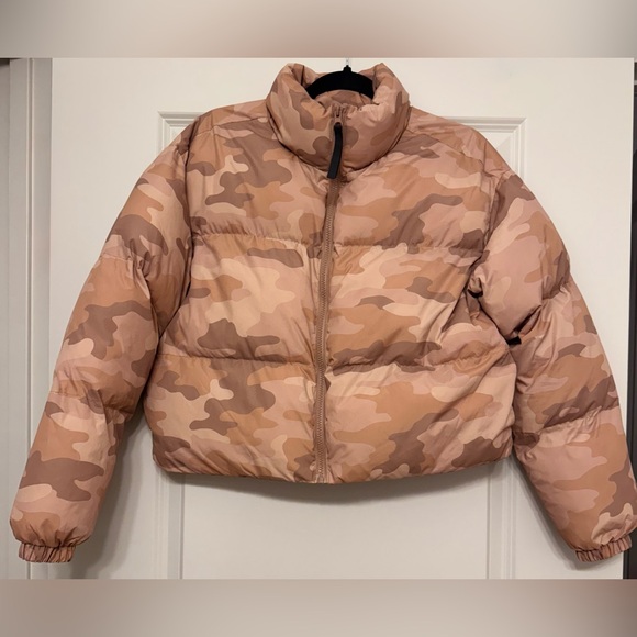 Fabletics Cloudshell Cropped Puffer Jacket XXS Beige Camo - Picture 3 of 15